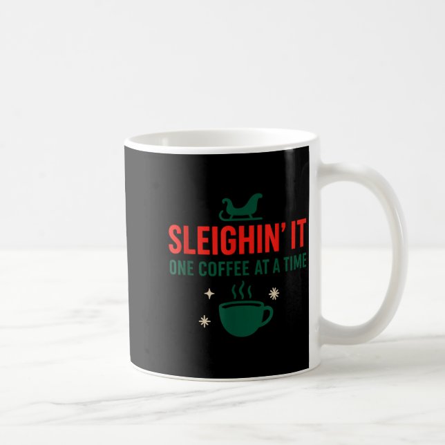Sleighin' It One Coffee At A Time _ Funny Christma Kaffemugg (Höger)