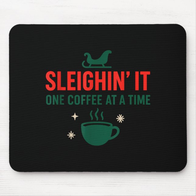 Sleighin' It One Coffee At A Time _ Funny Christma Musmatta (Framsidan)
