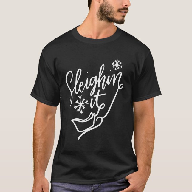 Sleighin it Pun Sleighing Santa Sleigh T Shirt (Framsida)