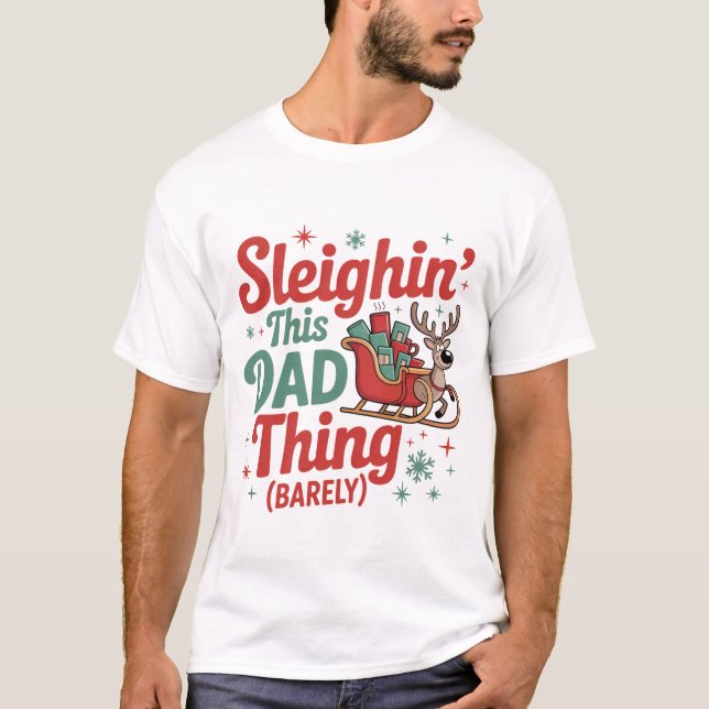 Sleighin This Dad Thing Funny Tee (Framsida)