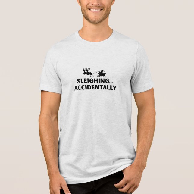 Sleighing Accidentally Christmas Funny T Shirt (Framsida)