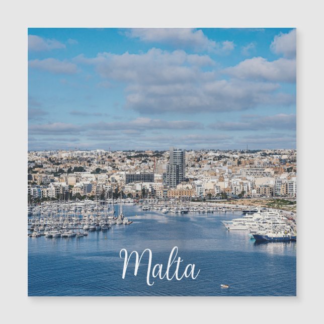 Sliema-hamn med modern byggnad och båtmäster (Framsida)