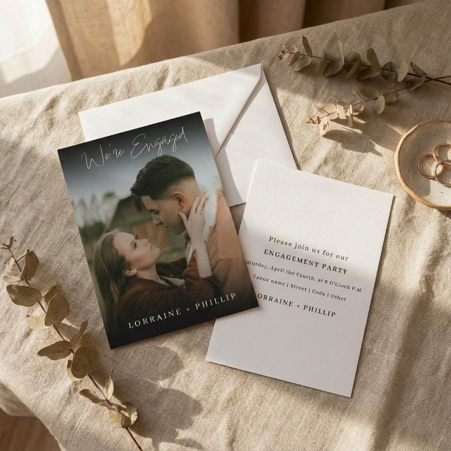 Slimmad övertoning för Mörk Vi är engagerade i Pho Inbjudningar (Sleek Dark Gradient We’re Engaged Photo Invite.)