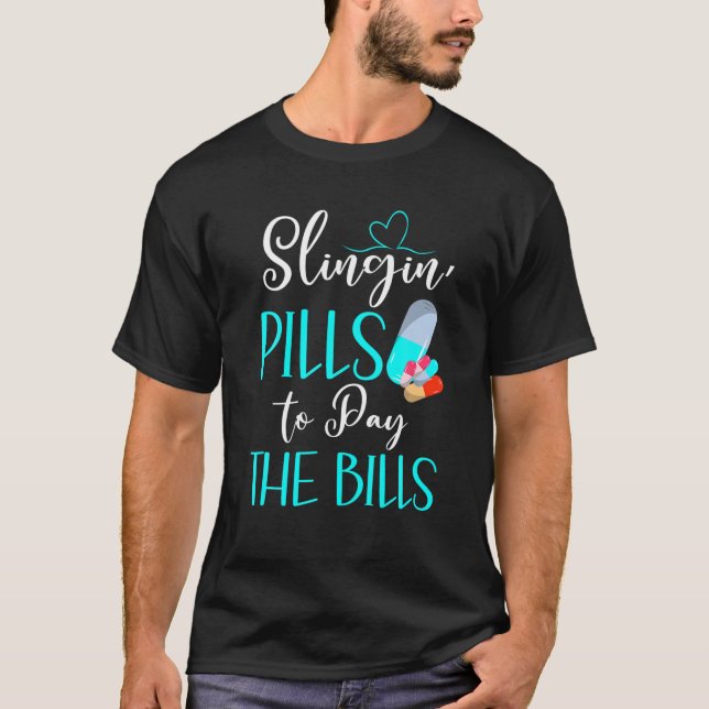 Slingin's Pills Betalar Bills Funny Pharmacy Tec T Shirt (Framsida)