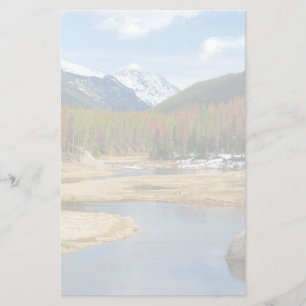Slingrig Coloradofloden med berg och gräs Brevpapper