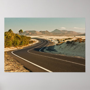 Slingrig väg i ökenaffisch poster