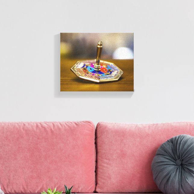 SlipperyJoe Hanukkah-dreidel present åttakantig ba Canvastryck (Insitu (Vardagsrum))