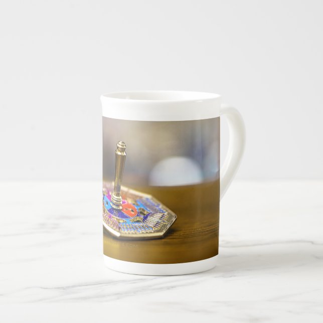 SlipperyJoe Hanukkah-snurrande gåva åttakantig bas Benporslin Mugg (Framsida höger)