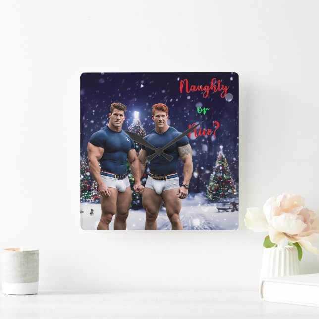 SlipperyJoes dekorerade julgranar täckta av snö Fyrkantig Klocka (Hem)