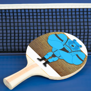 SlipperyJoes gaymuskelbjörn bär tecknad i ledet Pingisracket