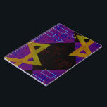 SlipperyJoe's Hanukkah-tema bild gyllengul  Anteckningsbok<br><div class="desc">SlipperyJoe's Hanukkah-tema bild gyllengul Davidstjärna blå ljus med orange lågor Menorah-inspirerad konstpresentidé Judisk identitet andlighet högtid retro djärv symmetrisk mönster diamantformad rutnätsbakgrund blandar tradition och livfull design lila svart schackbrädeffekt Hebreisk religiös firande</div>