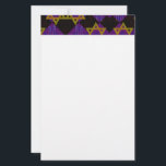 SlipperyJoe's Hanukkah-tema bild gyllengul  Brevpapper<br><div class="desc">SlipperyJoe's Hanukkah-tema bild gyllengul Davidstjärna blå ljus med orange lågor Menorah-inspirerad konst presentidé Judisk identitet andlighet högtid retro djärv symmetrisk mönster diamantformad rutnätsbakgrund blandar tradition och livfull design lila svart schackbrädeffekt Hebreisk religiös firande</div>