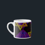 SlipperyJoe's Hanukkah-tema bild gyllengul  Espressomugg<br><div class="desc">SlipperyJoe's Hanukkah-tema bild gyllengul Davidstjärna blå ljus med orange lågor Menorah-inspirerad konstpresentidé Judisk identitet andlighet högtid retro djärv symmetrisk mönster diamantformad rutnätsbakgrund blandar tradition och livfull design lila svart schackbrädeffekt Hebreisk religiös firande</div>