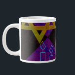 SlipperyJoe's Hanukkah-tema bild gyllengul  Jumbo Mugg<br><div class="desc">SlipperyJoe's Hanukkah-tema bild gyllengul Davidstjärna blå ljus med orange lågor Menorah-inspirerad konst presentidé Judisk identitet andlighet högtid retro djärv symmetrisk mönster diamantformad rutnätsbakgrund blandar tradition och livfull design lila svart schackbrädeffekt Hebreisk religiös firande</div>