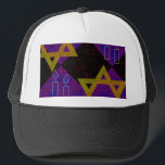 SlipperyJoe's Hanukkah-tema bild gyllengul Keps<br><div class="desc">SlipperyJoe's Hanukkah-tema bild gyllengul Davidstjärna blå ljus med orange lågor Menorah-inspirerad konst presentidé Judisk identitet andlighet högtid retro djärv symmetrisk mönster diamantformad rutnätsbakgrund blandar tradition och livfull design lila svart schackbrädeffekt Hebreisk religiös firande</div>