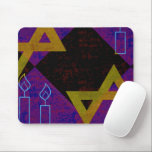 SlipperyJoe's Hanukkah-tema bild gyllengul  Musmatta<br><div class="desc">SlipperyJoe's Hanukkah-tema bild gyllengul Davidstjärna blå ljus med orange lågor Menorah-inspirerad konst presentidé Judisk identitet andlighet högtid retro djärv symmetrisk mönster diamantformad rutnätsbakgrund blandar tradition och livfull design lila svart schackbrädeffekt Hebreisk religiös firande</div>