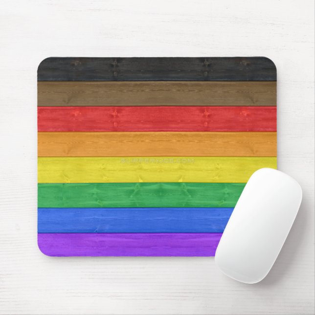 SlipperyJoes inkluderande träblak av gay pride fla Musmatta (Med mus)