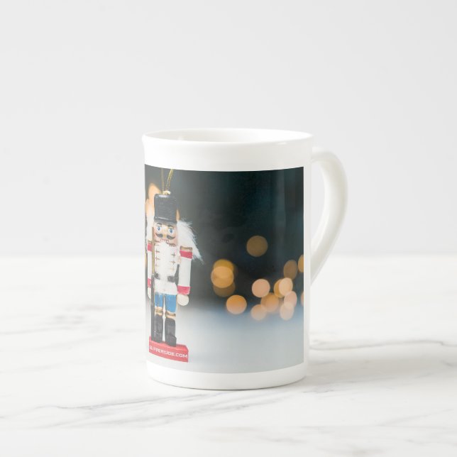SlipperyJoes julklassiska nötknäpparprydnad Benporslin Mugg (Framsida höger)