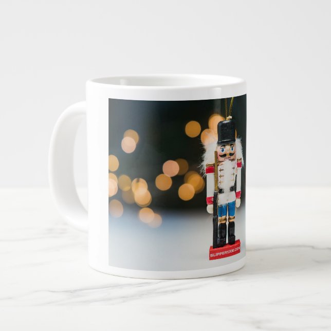 SlipperyJoes julklassiska nötknäpparprydnad Jumbo Mugg (Framsida vänster)