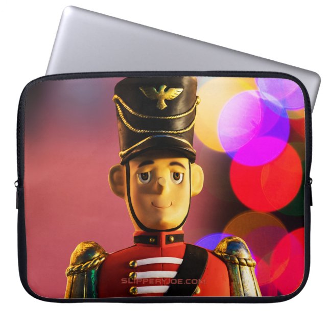 SlipperyJoes klassiska julgranstsoldatvän Laptop Fodral (Framsidan)