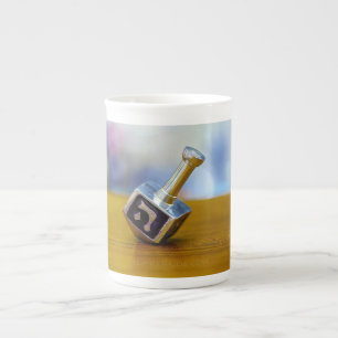 SlipperyJoes Lycklig Hanukkah, fyrsidig spinning t Benporslin Mugg