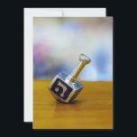 SlipperyJoes Lycklig Hanukkah, fyrsidig spinning t Julkort<br><div class="desc">SlipperyJoe's Lycklig Hanukkah med fyra sidor,  med en rostig,  konstnärlig Firande Candles judisk hebrew Chanukah ger dekorationer Judaism Religion Hebrew brev Nun traditionell leksak-barnssymbol vuxen Kultursymbol metallisk glansig avslutar yta</div>