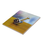 SlipperyJoes Lycklig Hanukkah, fyrsidig spinning t Kakelplatta<br><div class="desc">SlipperyJoe's Lycklig Hanukkah med fyra sidor,  med en rostig,  konstnärlig Firande Candles judisk hebrew Chanukah ger dekorationer Judaism Religion Hebrew brev Nun traditionell leksak-barnssymbol vuxen Kultursymbol metallisk glansig avslutar yta</div>