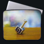 SlipperyJoes Lycklig Hanukkah, fyrsidig spinning t Laptop Fodral<br><div class="desc">SlipperyJoe's Lycklig Hanukkah med fyra sidor,  med en rostig,  konstnärlig Firande Candles judisk hebrew Chanukah ger dekorationer Judaism Religion Hebrew brev Nun traditionell leksak-barnssymbol vuxen Kultursymbol metallisk glansig avslutar yta</div>