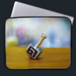 SlipperyJoes Lycklig Hanukkah, fyrsidig spinning t Laptop Fodral<br><div class="desc">SlipperyJoe's Lycklig Hanukkah med fyra sidor,  med en rostig,  konstnärlig Firande Candles judisk hebrew Chanukah ger dekorationer Judaism Religion Hebrew brev Nun traditionell leksak-barnssymbol vuxen Kultursymbol metallisk glansig avslutar yta</div>