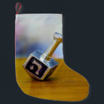 SlipperyJoes Lycklig Hanukkah, fyrsidig spinning t Liten Julstrumpa<br><div class="desc">SlipperyJoe's Lycklig Hanukkah med fyra sidor,  med en rostig,  konstnärlig Firande Candles judisk hebrew Chanukah ger dekorationer Judaism Religion Hebrew brev Nun traditionell leksak-barnssymbol vuxen Kultursymbol metallisk glansig avslutar yta</div>