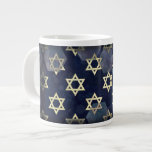 SlipperyJoes Lycklig Hanukkah många Star i Davi Jumbo Mugg<br><div class="desc">SlipperyJoe's Lycklig Hanukkah många Star av David-symboler Firande judisk hebreiska Chanukah ger dekorationer Judaism religiös signifikant symbol relevant kulturell religiösa kontexter av olika sexårskaraktär mörk blått lila hues mörk abstrakt bakgrund med lagrade texturerade utseende</div>