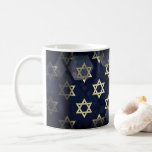 SlipperyJoes Lycklig Hanukkah många Star i Davi Kaffemugg<br><div class="desc">SlipperyJoe's Lycklig Hanukkah många Star av David-symboler Firande judisk hebreiska Chanukah ger dekorationer Judaism religiös signifikant symbol relevant kulturell religiösa kontexter av olika sexårskaraktär mörk blått lila hues mörk abstrakt bakgrund med lagrade texturerade utseende</div>