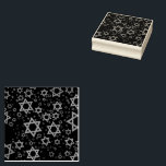 SlipperyJoe's Lycklig Hanukkah många Stars of Dav Stämpel<br><div class="desc">SlipperyJoes Lycklig Hanukkah många Stars av David mönster konstnärliga judiska Firande-identitetskulturarv Hebrew Chanukah ger dekorationer Judaism en betydande symbol religion av olika storlekar Brun guld shades visuellt tilltalande intrikata design</div>