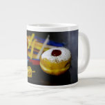 SlipperyJoe's Lycklig Hanukkah Star av David-mynt  Jumbo Mugg<br><div class="desc">SlipperyJoe's Lycklig Hanukkah Star av David-myntet menorah färgstarka ljus Firande judisk sufganiyah Behandla Hebrew Chanukah-drömmar om traditionella toppar dekorationer Religiös konstnärlig,  geléfylld munnötspulver</div>