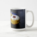 SlipperyJoe's Lycklig Hanukkah Star av David-mynt Kaffemugg<br><div class="desc">SlipperyJoe's Lycklig Hanukkah Star av David-myntet menorah färgstarka ljus Firande judisk sufganiyah Behandla Hebrew Chanukah-drömmar om traditionella toppar dekorationer Religiös konstnärlig, geléfylld munnötspulver</div>