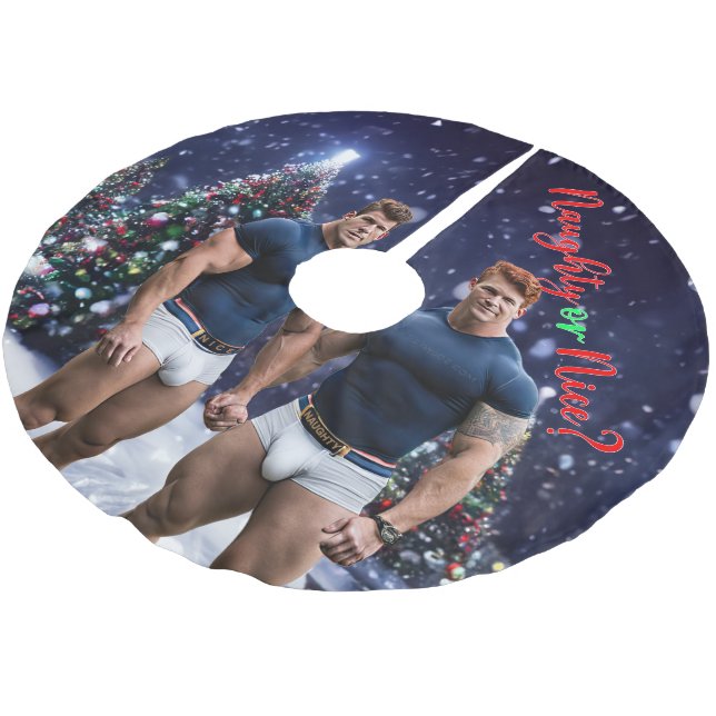 SlipperyJoes lysande julgranar två muskulösa Julgransmatta Borstad Polyester (Vinklad)