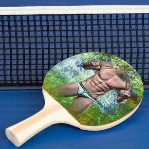 SlipperyJoes mycket muskulösa vuxna man utan skjor Pingisracket
