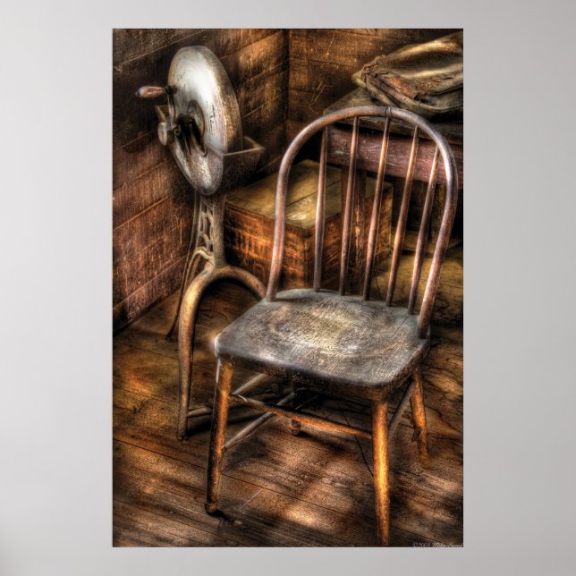 Slipsten - Slipmaskin och en stol Poster (Framsidan)