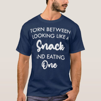 sliten mellan att tittar som ett mellanmål och att t shirt