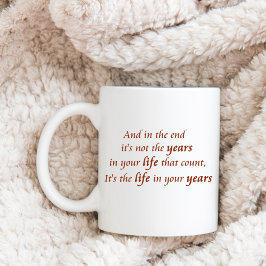 Slogan om lycklighet vid födelsedagstidningen ord kaffemugg