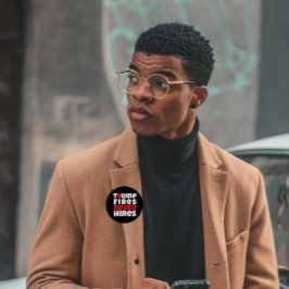 Slogan röd röd mot trumpprotester knapp