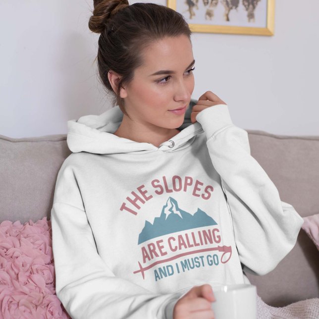 Sloparna ringer och jag måste gå t shirt (skiing women's hoodie)