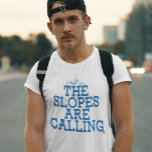 Slopes anropar Noveltyn Ski Gag T Shirt<br><div class="desc">Slå spåren i stil med vår öga-fångstande "Lutarna ringer" t-shirt, perfekt för bergsentusiaster och pulversår. Konversationsstarten vittnar om varje skidåkares djupaste önskan att fly till bergen, med en vågad typografi som fångar det oemotståndliga dragandet av färskt snö och obotligt springa. Vare sig du är på stugan eller visar din skidpassion...</div>