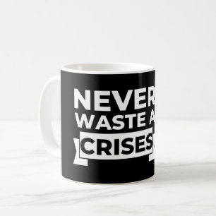 Slösa aldrig en Crises Witty Sarcastic Kaffemugg