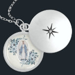 Slösa jungfruligt Mary | snöre för blommigten Berlockhalsband<br><div class="desc">Detta är ett älskvärt avbildar av den välsignade Madonnaen jungfruliga Mary,  vår dam av nåd med blåa blommor på varje sida och en vitsnörebakgrund.</div>