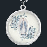 Slösa jungfruligt Mary | snöre för blommigten Silverpläterat Halsband<br><div class="desc">Detta är ett älskvärt avbildar av den välsignade Madonnaen jungfruliga Mary,  vår dam av nåd med blåa blommor på varje sida och en vitsnörebakgrund.</div>