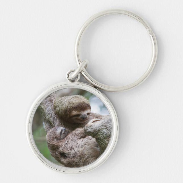 Sloth Baby med Mor Hanging från Träd Rund Silverfärgad Nyckelring (Framsidan)