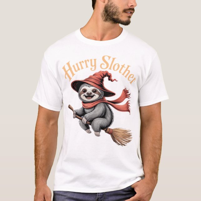 Sloth Cute Halloween Witch Funny Essential T-Shirt (Framsida)