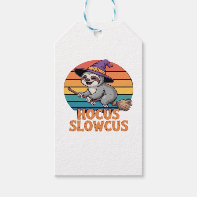 Sloth Cute Witch Funny Halloween Essential T-Shirt Presentetikett (Framsidan)