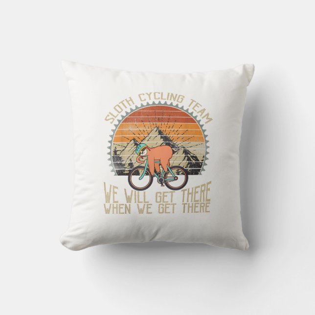 Sloth Cycling Team Vi Kommer Dit När Vi Kommer T Kudde (Framsida)